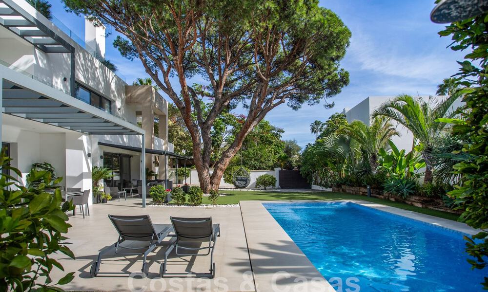 Villa moderne et luxueuse à vendre, située au centre de Marbella, à quelques pas de la plage, sur le Golden Mile 60477
