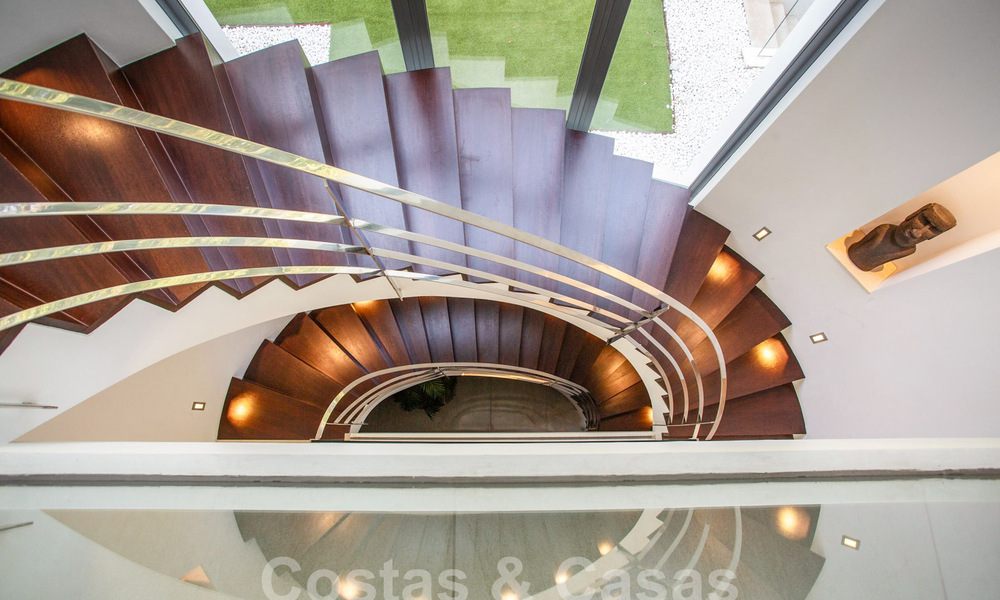 Villa moderne et luxueuse à vendre, située au centre de Marbella, à quelques pas de la plage, sur le Golden Mile 60497