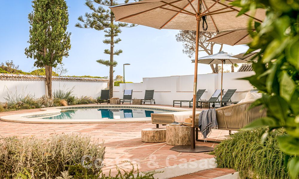 Charmante villa espagnole de luxe à vendre, entourée d'une beauté naturelle et bordant la plage des dunes à Marbella 49680