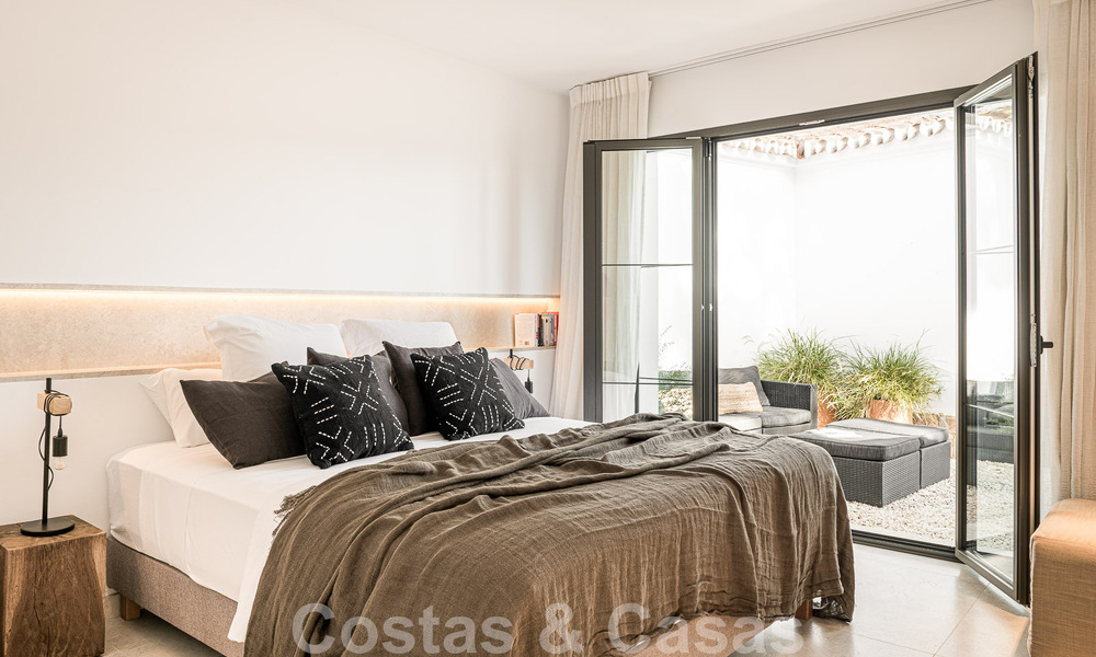 Charmante villa espagnole de luxe à vendre, entourée d'une beauté naturelle et bordant la plage des dunes à Marbella 49682