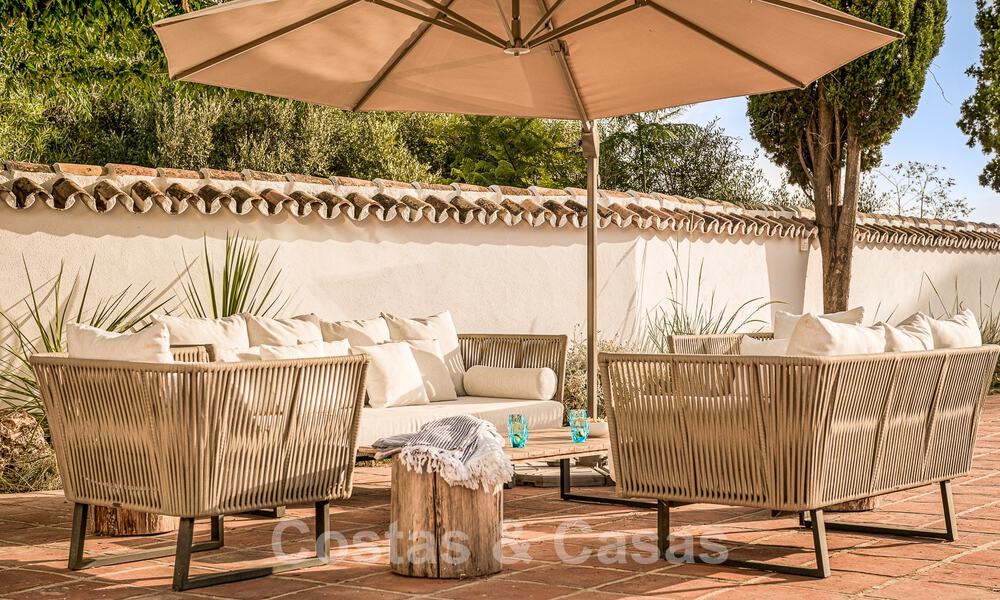 Charmante villa espagnole de luxe à vendre, entourée d'une beauté naturelle et bordant la plage des dunes à Marbella 49693