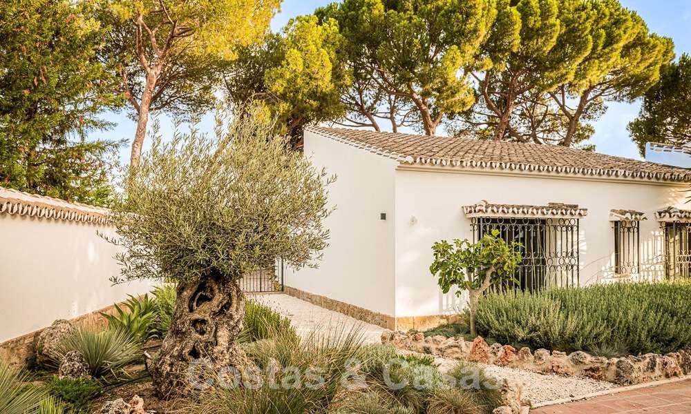 Charmante villa espagnole de luxe à vendre, entourée d'une beauté naturelle et bordant la plage des dunes à Marbella 49694