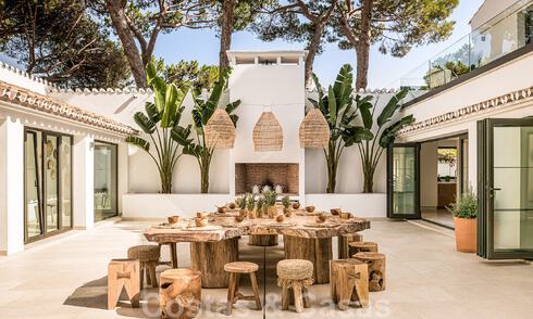 Charmante villa espagnole de luxe à vendre, entourée d'une beauté naturelle et bordant la plage des dunes à Marbella 49695