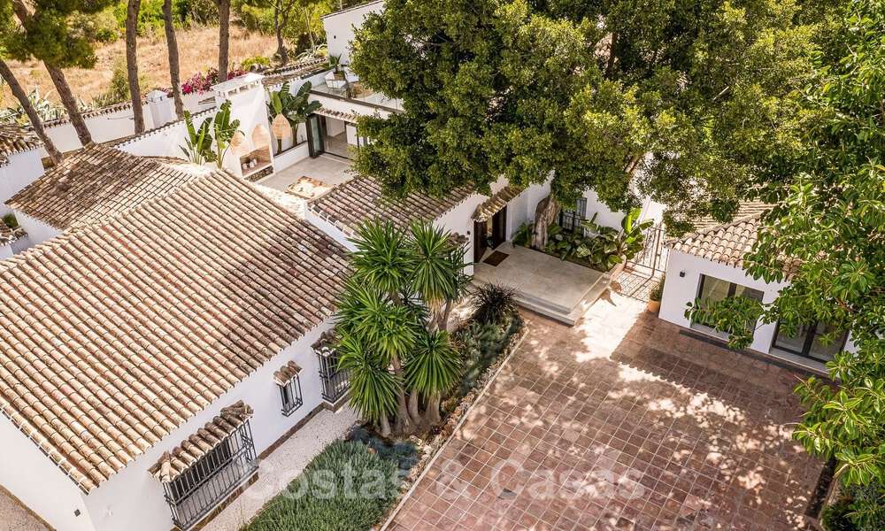 Charmante villa espagnole de luxe à vendre, entourée d'une beauté naturelle et bordant la plage des dunes à Marbella 49696