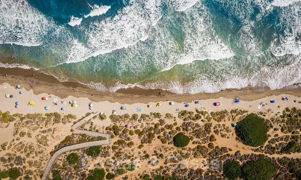 Charmante villa espagnole de luxe à vendre, entourée d'une beauté naturelle et bordant la plage des dunes à Marbella 49698