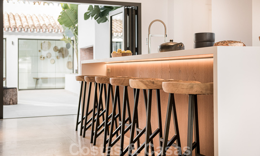 Charmante villa espagnole de luxe à vendre, entourée d'une beauté naturelle et bordant la plage des dunes à Marbella 49700