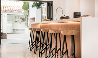 Charmante villa espagnole de luxe à vendre, entourée d'une beauté naturelle et bordant la plage des dunes à Marbella 49700 