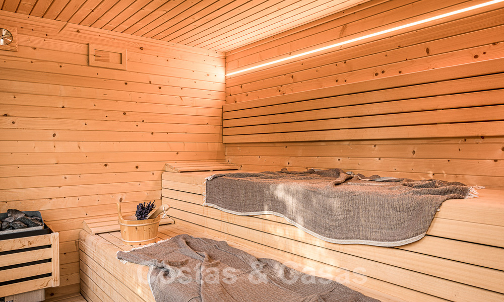 Charmante villa espagnole de luxe à vendre, entourée d'une beauté naturelle et bordant la plage des dunes à Marbella 49701