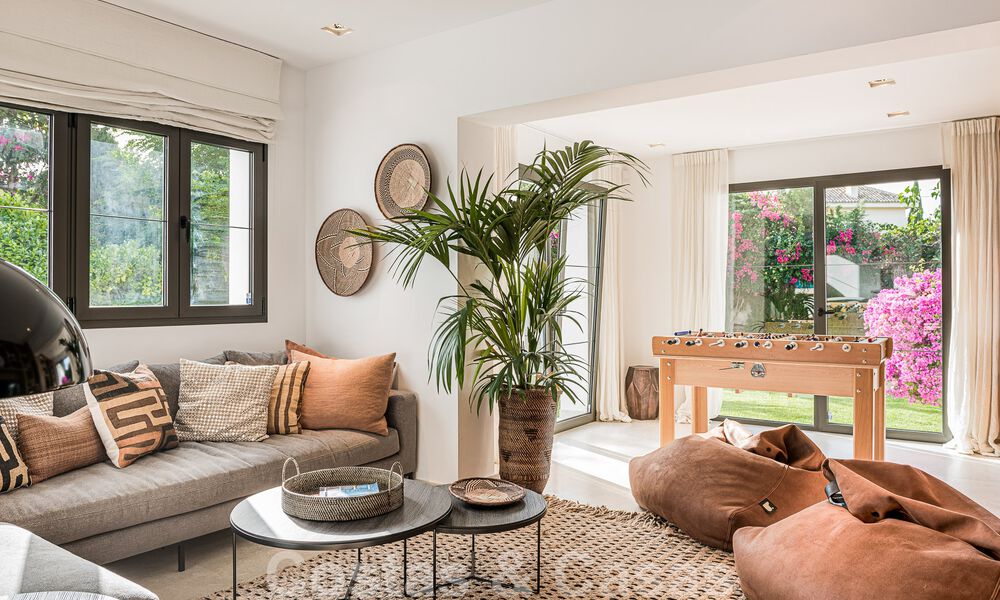 Charmante villa espagnole de luxe à vendre, entourée d'une beauté naturelle et bordant la plage des dunes à Marbella 49704