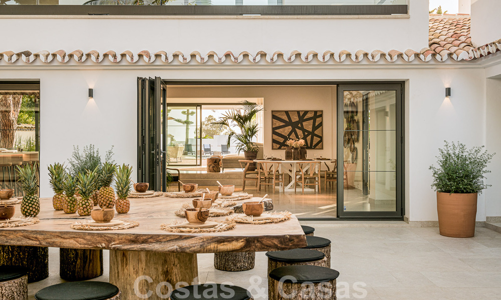 Charmante villa espagnole de luxe à vendre, entourée d'une beauté naturelle et bordant la plage des dunes à Marbella 49705