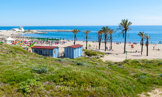 Charmante villa espagnole de luxe à vendre, entourée d'une beauté naturelle et bordant la plage des dunes à Marbella 49709 
