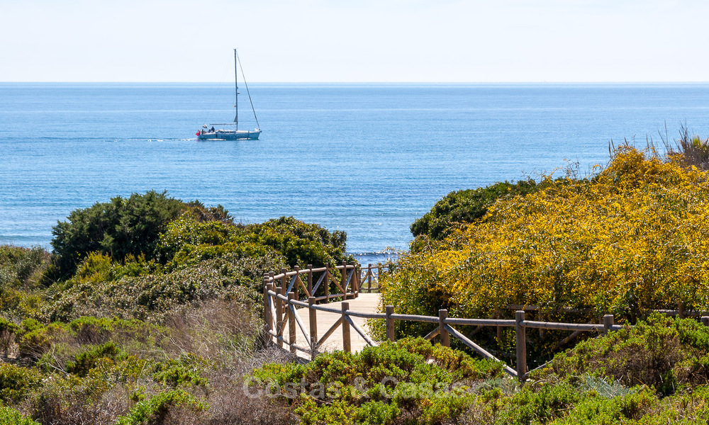 Charmante villa espagnole de luxe à vendre, entourée d'une beauté naturelle et bordant la plage des dunes à Marbella 49712