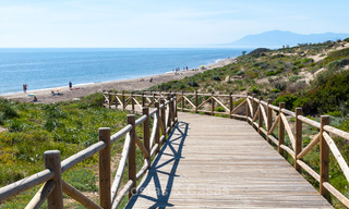 Charmante villa espagnole de luxe à vendre, entourée d'une beauté naturelle et bordant la plage des dunes à Marbella 49713 