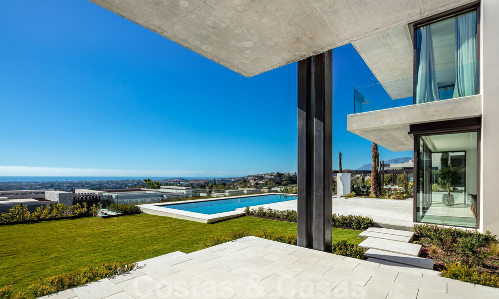 Vente d'une villa de conception architecturale, prête à être emménagée, avec vue sur la mer, dans un prestigieux quartier résidentiel protégé, sur les collines de La Quinta, à Benahavis - Marbella 49250