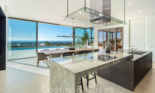 Vente d'une villa de conception architecturale, prête à être emménagée, avec vue sur la mer, dans un prestigieux quartier résidentiel protégé, sur les collines de La Quinta, à Benahavis - Marbella 49252 