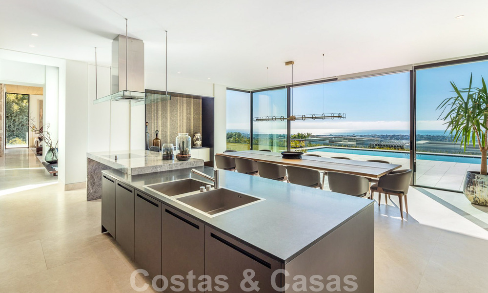 Vente d'une villa de conception architecturale, prête à être emménagée, avec vue sur la mer, dans un prestigieux quartier résidentiel protégé, sur les collines de La Quinta, à Benahavis - Marbella 49256