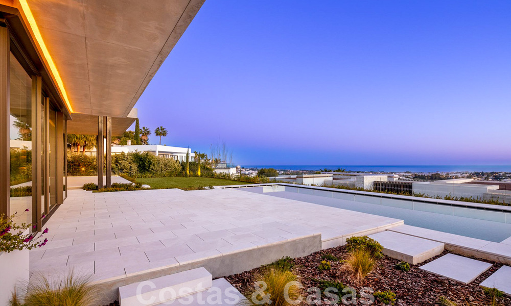 Vente d'une villa de conception architecturale, prête à être emménagée, avec vue sur la mer, dans un prestigieux quartier résidentiel protégé, sur les collines de La Quinta, à Benahavis - Marbella 49261