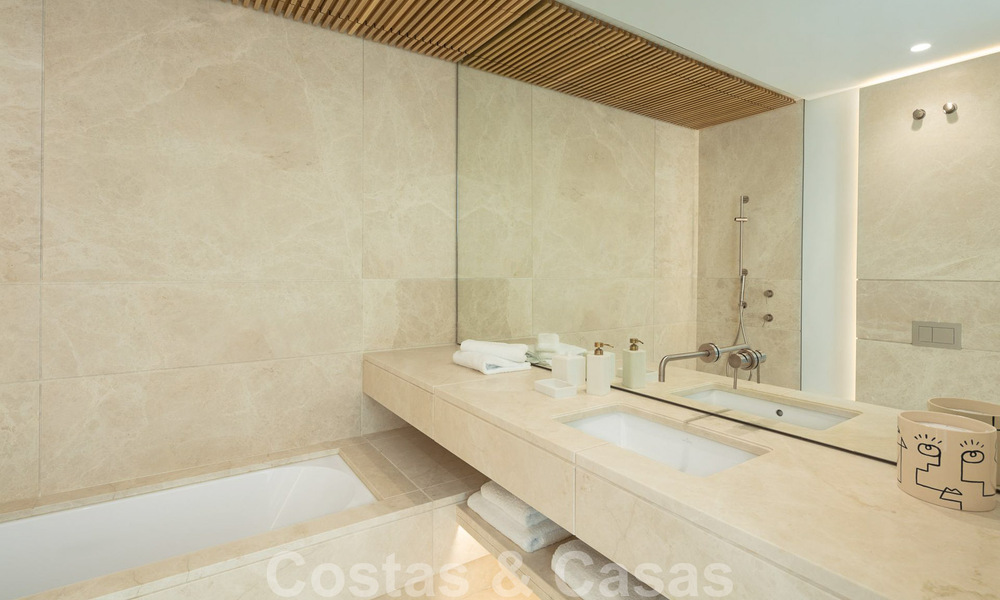 Vente d'une villa de conception architecturale, prête à être emménagée, avec vue sur la mer, dans un prestigieux quartier résidentiel protégé, sur les collines de La Quinta, à Benahavis - Marbella 49269