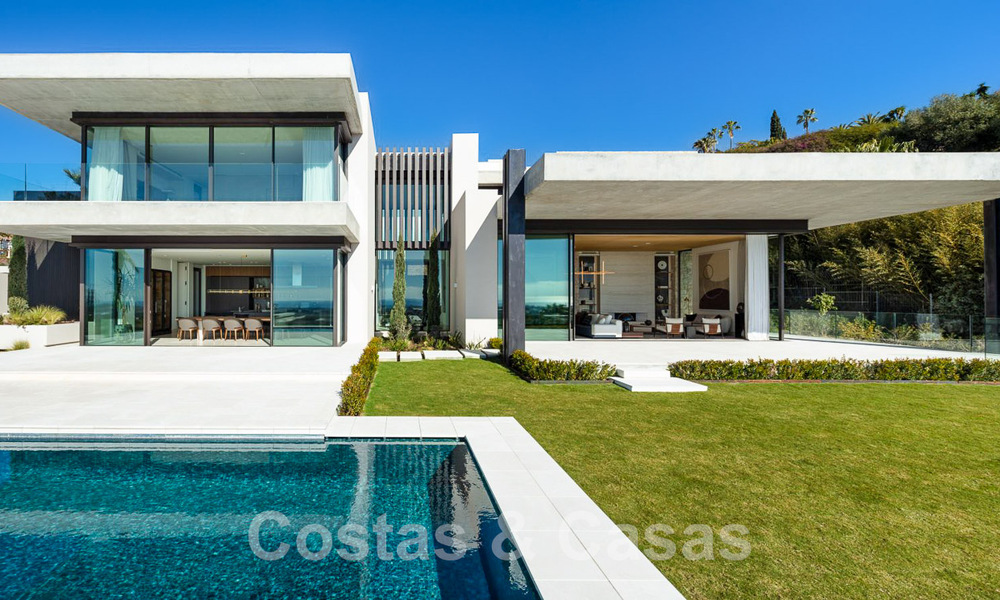 Vente d'une villa de conception architecturale, prête à être emménagée, avec vue sur la mer, dans un prestigieux quartier résidentiel protégé, sur les collines de La Quinta, à Benahavis - Marbella 49277