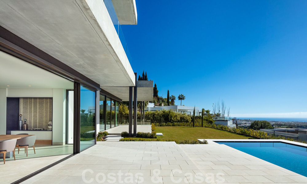 Vente d'une villa de conception architecturale, prête à être emménagée, avec vue sur la mer, dans un prestigieux quartier résidentiel protégé, sur les collines de La Quinta, à Benahavis - Marbella 49280