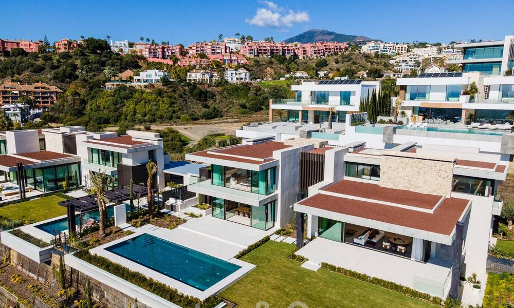 Vente d'une villa de conception architecturale, prête à être emménagée, avec vue sur la mer, dans un prestigieux quartier résidentiel protégé, sur les collines de La Quinta, à Benahavis - Marbella 49283
