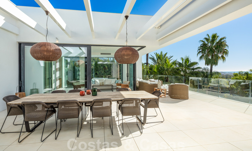 Villa moderne et luxueuse à vendre, avec un court de tennis privé dans un quartier résidentiel prestigieux de la vallée du golf de Nueva Andalucia, Marbella 50127