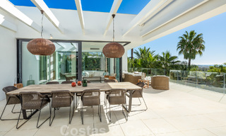 Villa moderne et luxueuse à vendre, avec un court de tennis privé dans un quartier résidentiel prestigieux de la vallée du golf de Nueva Andalucia, Marbella 50127 