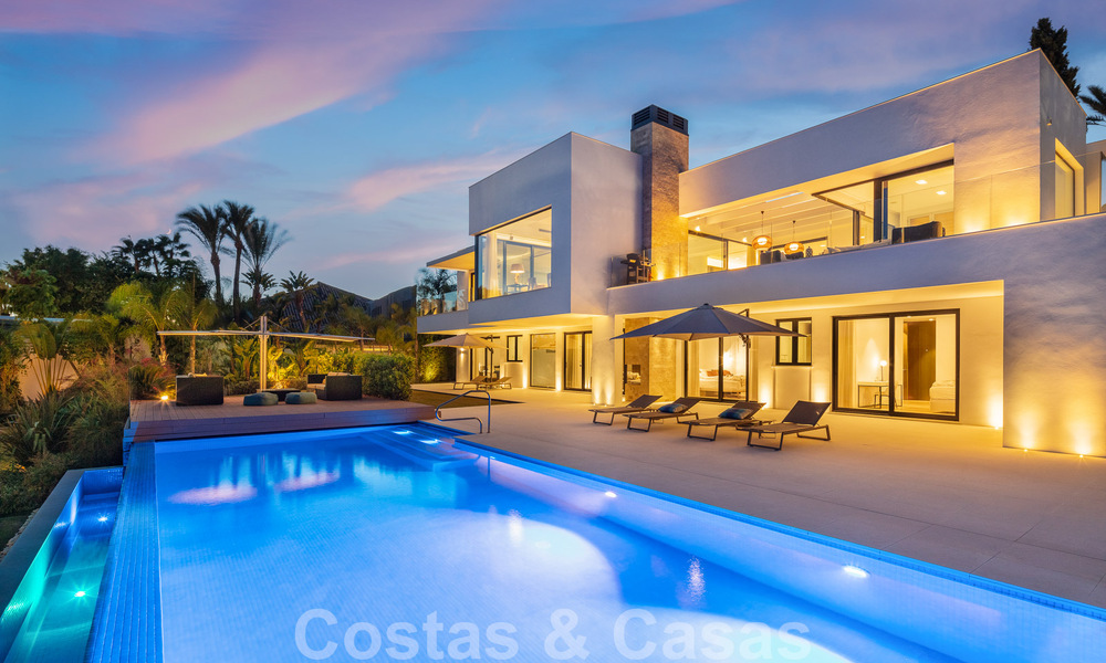 Villa moderne et luxueuse à vendre, avec un court de tennis privé dans un quartier résidentiel prestigieux de la vallée du golf de Nueva Andalucia, Marbella 50128