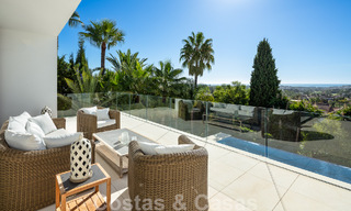 Villa moderne et luxueuse à vendre, avec un court de tennis privé dans un quartier résidentiel prestigieux de la vallée du golf de Nueva Andalucia, Marbella 50129 