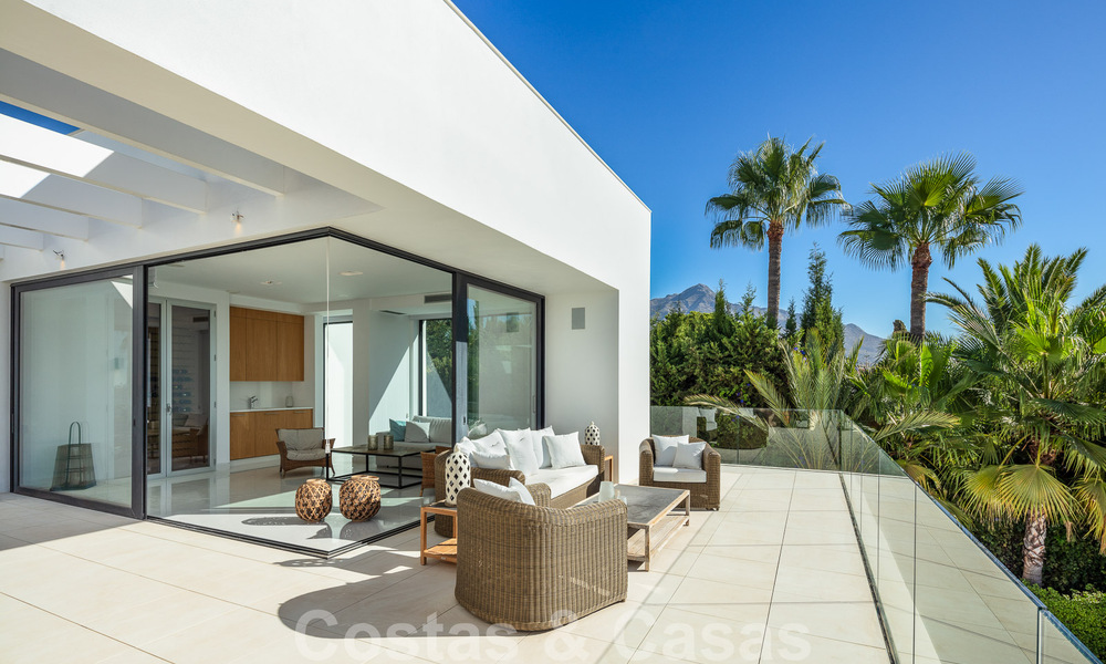 Villa moderne et luxueuse à vendre, avec un court de tennis privé dans un quartier résidentiel prestigieux de la vallée du golf de Nueva Andalucia, Marbella 50130