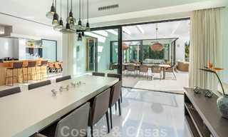Villa moderne et luxueuse à vendre, avec un court de tennis privé dans un quartier résidentiel prestigieux de la vallée du golf de Nueva Andalucia, Marbella 50132 