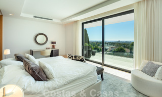 Villa moderne et luxueuse à vendre, avec un court de tennis privé dans un quartier résidentiel prestigieux de la vallée du golf de Nueva Andalucia, Marbella 50135 