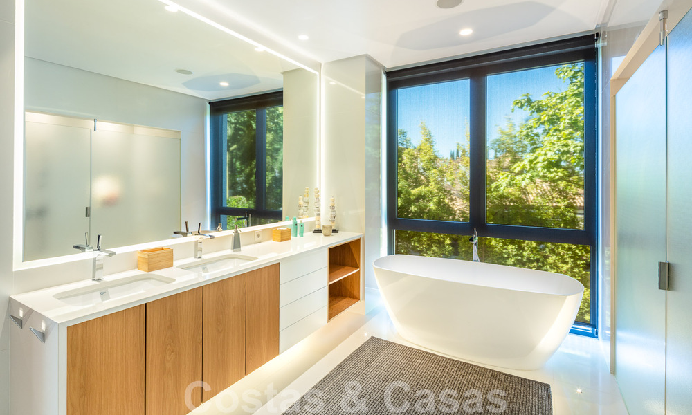 Villa moderne et luxueuse à vendre, avec un court de tennis privé dans un quartier résidentiel prestigieux de la vallée du golf de Nueva Andalucia, Marbella 50138