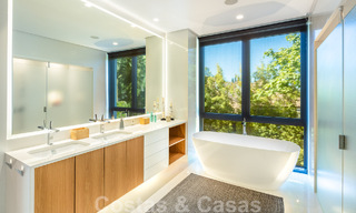 Villa moderne et luxueuse à vendre, avec un court de tennis privé dans un quartier résidentiel prestigieux de la vallée du golf de Nueva Andalucia, Marbella 50138 