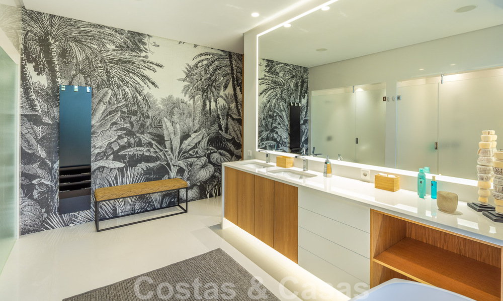 Villa moderne et luxueuse à vendre, avec un court de tennis privé dans un quartier résidentiel prestigieux de la vallée du golf de Nueva Andalucia, Marbella 50139