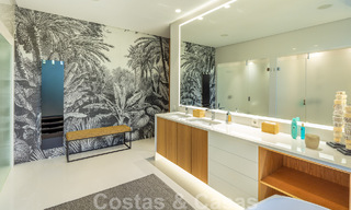 Villa moderne et luxueuse à vendre, avec un court de tennis privé dans un quartier résidentiel prestigieux de la vallée du golf de Nueva Andalucia, Marbella 50139 