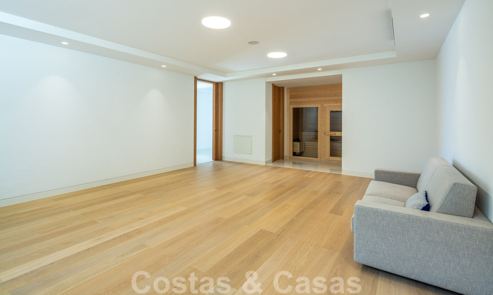 Villa moderne et luxueuse à vendre, avec un court de tennis privé dans un quartier résidentiel prestigieux de la vallée du golf de Nueva Andalucia, Marbella 50140