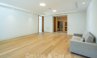 Villa moderne et luxueuse à vendre, avec un court de tennis privé dans un quartier résidentiel prestigieux de la vallée du golf de Nueva Andalucia, Marbella 50140 