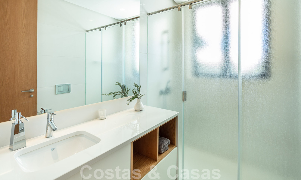 Villa moderne et luxueuse à vendre, avec un court de tennis privé dans un quartier résidentiel prestigieux de la vallée du golf de Nueva Andalucia, Marbella 50143