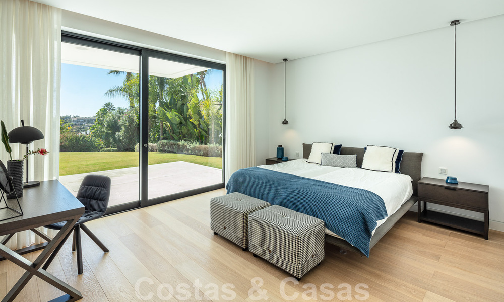 Villa moderne et luxueuse à vendre, avec un court de tennis privé dans un quartier résidentiel prestigieux de la vallée du golf de Nueva Andalucia, Marbella 50144