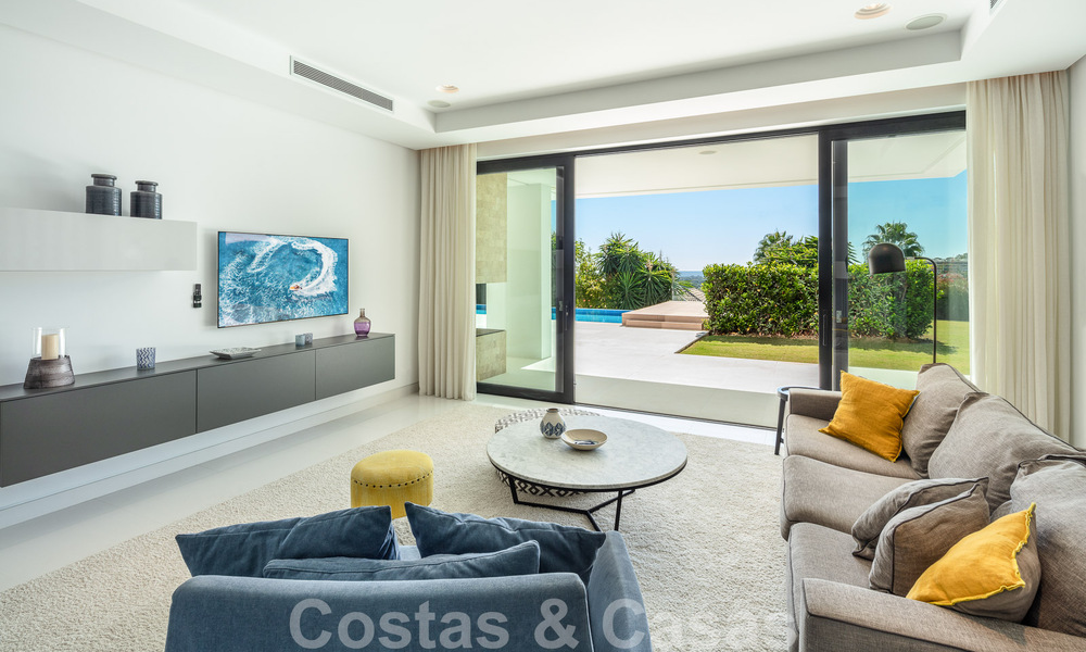 Villa moderne et luxueuse à vendre, avec un court de tennis privé dans un quartier résidentiel prestigieux de la vallée du golf de Nueva Andalucia, Marbella 50146