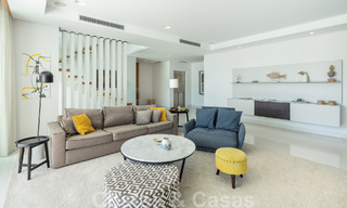 Villa moderne et luxueuse à vendre, avec un court de tennis privé dans un quartier résidentiel prestigieux de la vallée du golf de Nueva Andalucia, Marbella 50147 