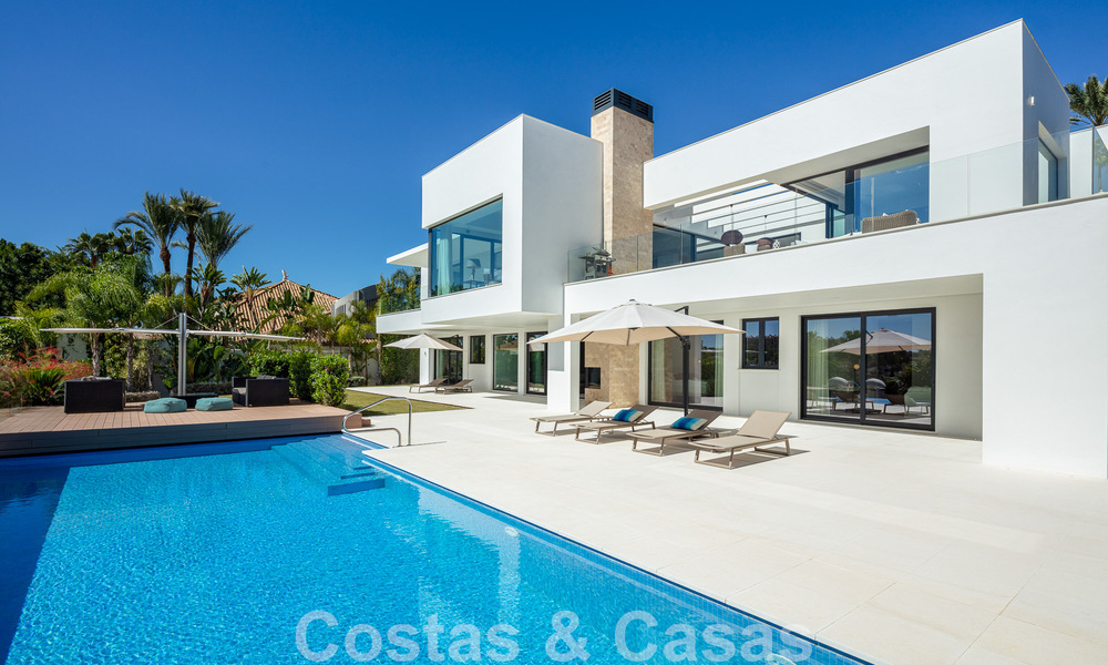 Villa moderne et luxueuse à vendre, avec un court de tennis privé dans un quartier résidentiel prestigieux de la vallée du golf de Nueva Andalucia, Marbella 50148