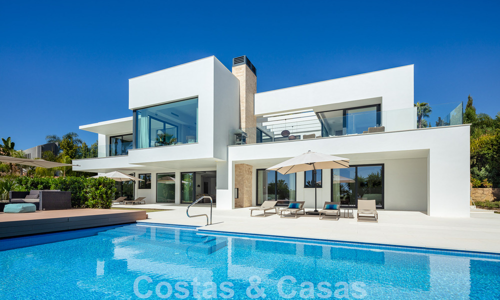 Villa moderne et luxueuse à vendre, avec un court de tennis privé dans un quartier résidentiel prestigieux de la vallée du golf de Nueva Andalucia, Marbella 50149