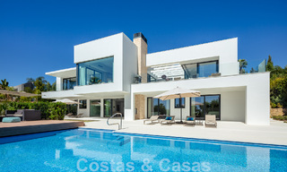 Villa moderne et luxueuse à vendre, avec un court de tennis privé dans un quartier résidentiel prestigieux de la vallée du golf de Nueva Andalucia, Marbella 50149 