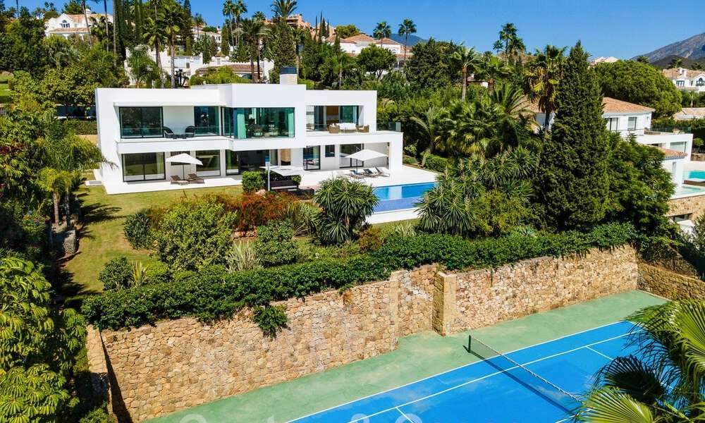 Villa moderne et luxueuse à vendre, avec un court de tennis privé dans un quartier résidentiel prestigieux de la vallée du golf de Nueva Andalucia, Marbella 50150