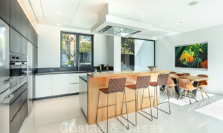 Villa moderne et luxueuse à vendre, avec un court de tennis privé dans un quartier résidentiel prestigieux de la vallée du golf de Nueva Andalucia, Marbella 50151 