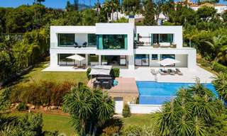 Villa moderne et luxueuse à vendre, avec un court de tennis privé dans un quartier résidentiel prestigieux de la vallée du golf de Nueva Andalucia, Marbella 50152 