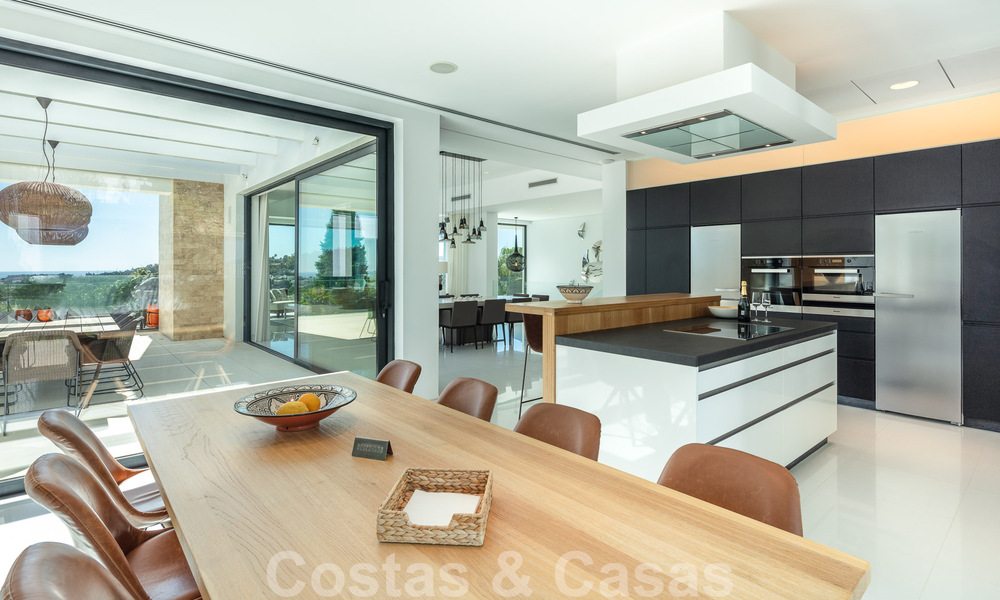 Villa moderne et luxueuse à vendre, avec un court de tennis privé dans un quartier résidentiel prestigieux de la vallée du golf de Nueva Andalucia, Marbella 50153