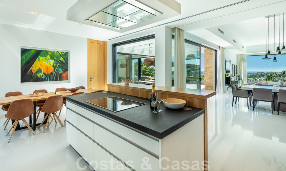 Villa moderne et luxueuse à vendre, avec un court de tennis privé dans un quartier résidentiel prestigieux de la vallée du golf de Nueva Andalucia, Marbella 50154
